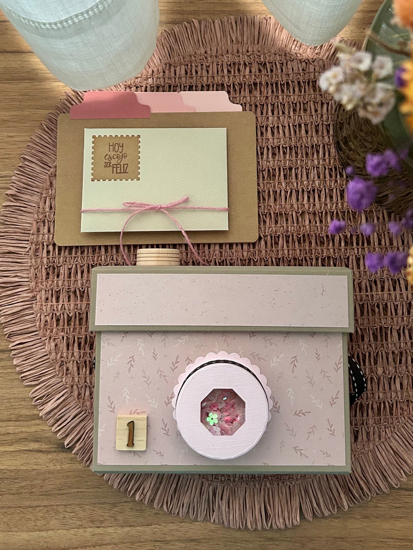 CAJA CÁMARA HOJAS ROSAS