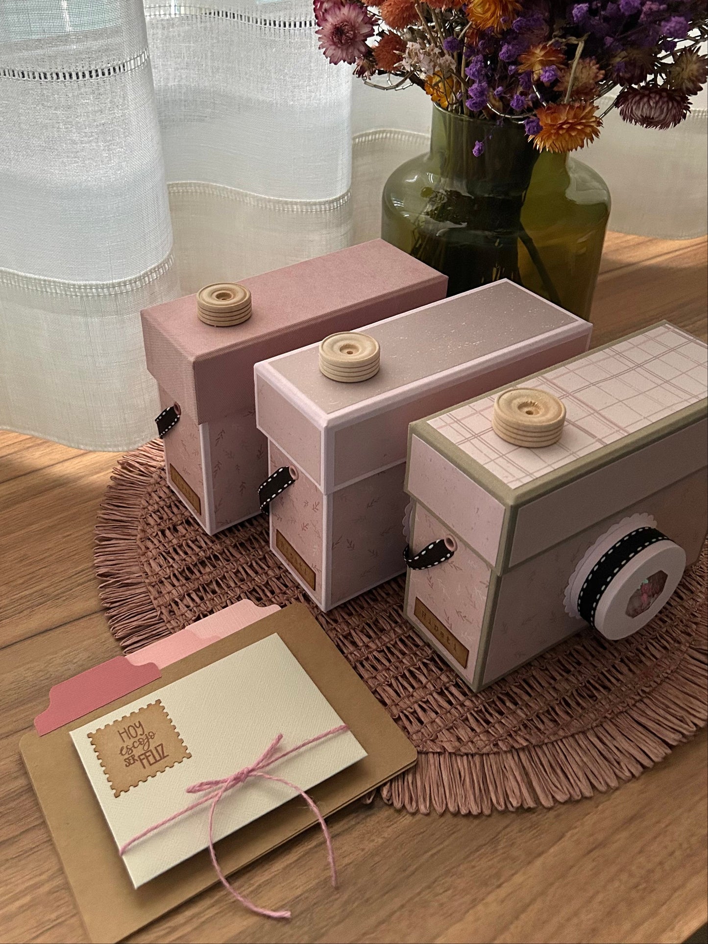 CAJA CÁMARA HOJAS ROSAS